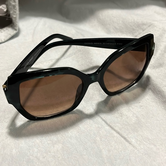 Foster Grant Accessories - Foster  Grant black oversized sunglasses
